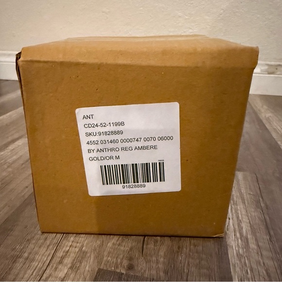 New in box! Large Anthropologie candle.
Amber Topaz. - Picture 4 of 9